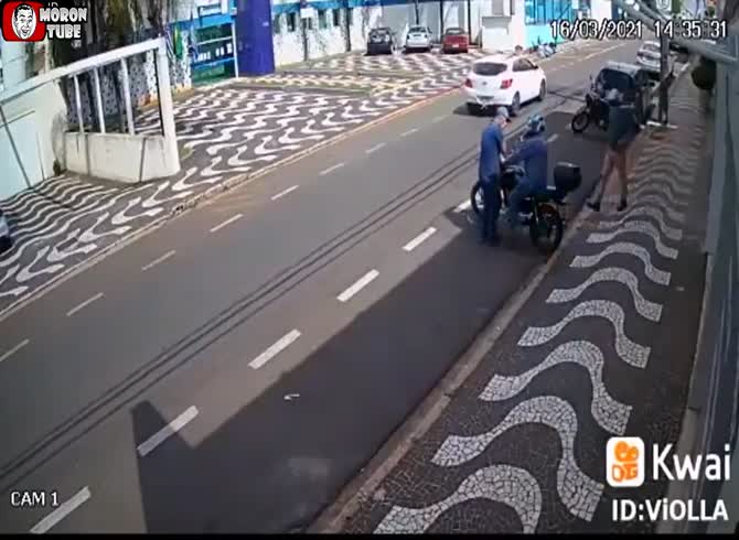Video :At the wrong moment, two thieves decide to act